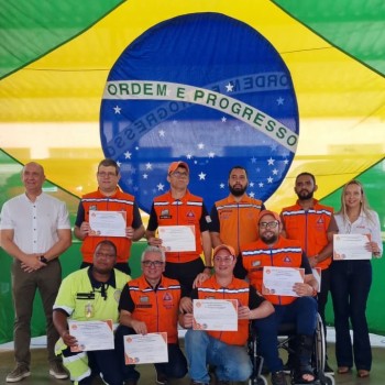 Brigadistas e engenheiro da Defesa Civil recebem homenagem do Corpo de Bombeiros em Presidente Prudente